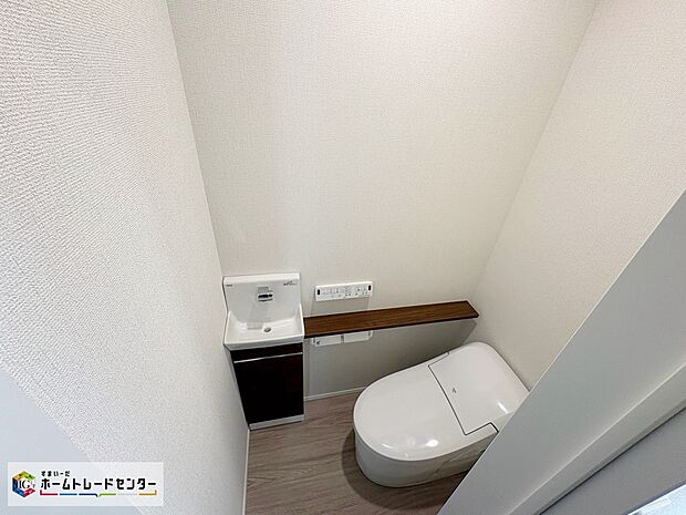 【トイレ】トイレスペースが1、2階にございますので、朝の混雑時に家族が分散して使用できます。またゲスト用・家族用と分けることも出来ますよ。