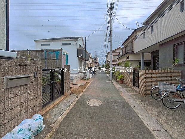 【前面道路含む現地写真】小中学校まで近く、お子様の登下校も安心の距離♪
スーパーやドラッグストアが徒歩圏内！
周辺でお買い物が済んでしまうので、小さなお子様がいらっしゃるご家族にもおすすめです。