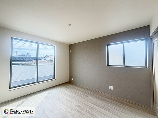 【リビング以外の居室】採光良好な明るい室内。木の温もりがやさしいフローリングは安らぎをもたらすプライベート空間。明るめのフローリングですので、壁紙ともマッチし、お部屋を更に広く見せてくれる効果も。