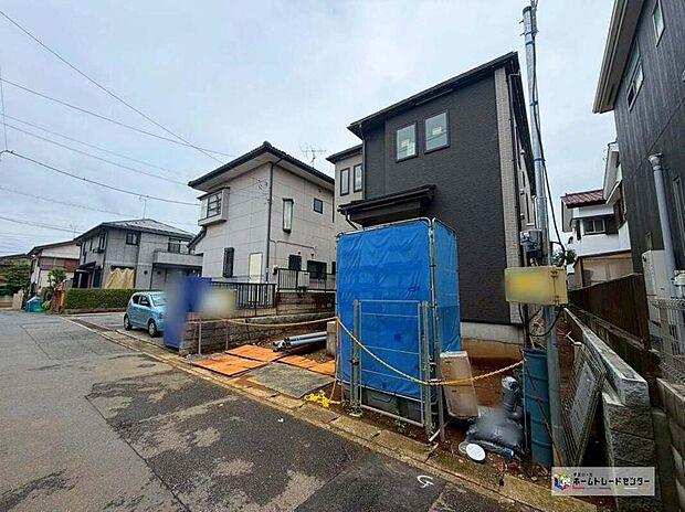 【前面道路含む現地写真】カースペース2台分ございますので、家族分の自転車を駐輪したり、来客用の駐車スペースとしてもお使いいただけます。
今から見たい!大歓迎です。
お気軽にホームトレードセンターまでお問い合わせください!