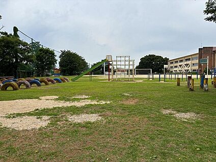 松戸市立栗ケ沢小学校 950m (徒歩12分)