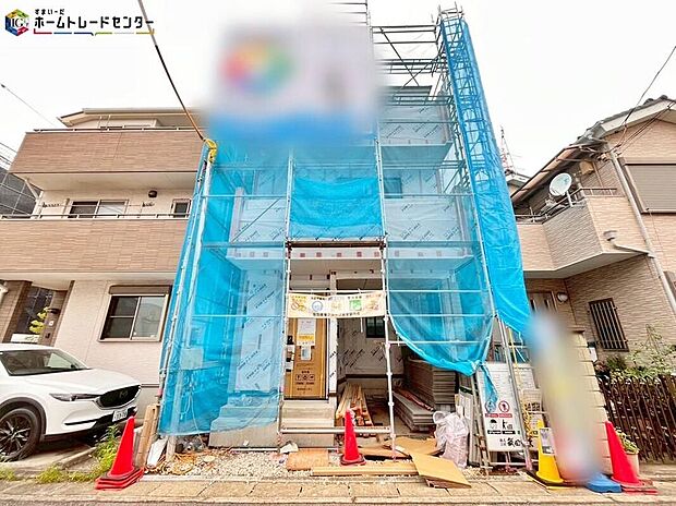 【現地外観写真】住まいの理想を叶える南面道路の邸宅♪採光良好な3階建て物件です♪ビルトインガレージ付きの物件なので雨の日でも安心です♪