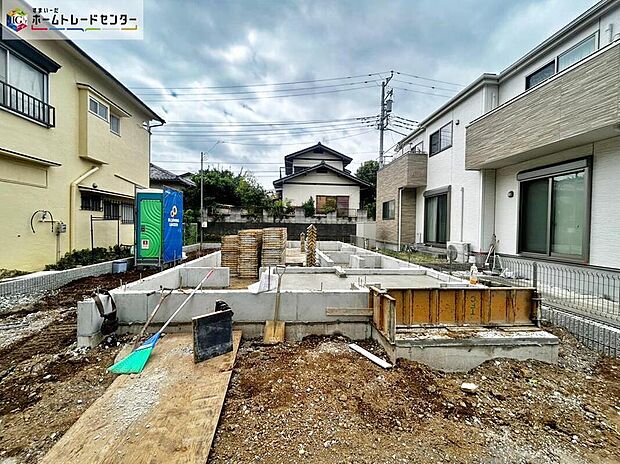【現地外観写真】お子様をのびのび育てられる閑静な住宅地。小中学校や幼稚園、公園も身近にあり、子育て世帯に快適な環境です。