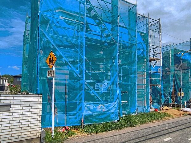 【現地外観写真】A号棟今なら建築中の様子をご覧になることができます♪今なら選べる全12通りの多彩な間取り!ライフスタイルに合わせて最適なお家をご購入頂けます♪