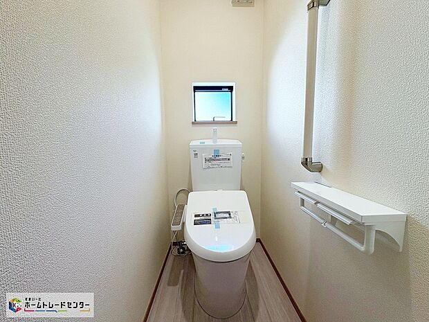 【トイレ】毎日の疲れを癒す浴室は1坪タイプです。足を伸ばしてゆっくりとくつろげます。
お子様と一緒に入ってもゆとりがありますね♪
