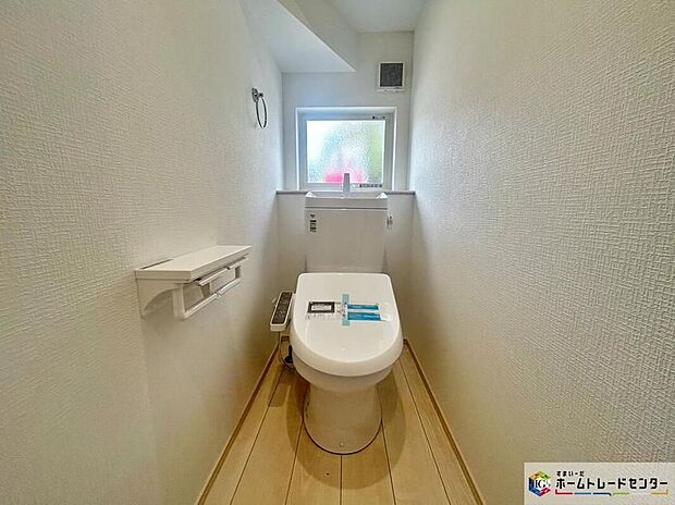 【トイレ】☆トイレ☆窓付きのトイレスペース。陽射し差し込む明るい空間となっております。また、換気環境も良好です。
