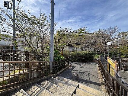 市川市立冨貴島小学校 600m (徒歩8分)