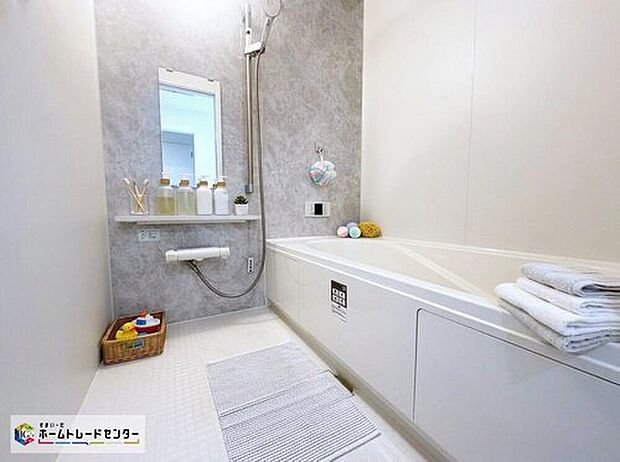 【浴室】【A号棟】毎日の疲れを癒す浴室は１坪タイプです。足を伸ばしてゆっくりとくつろげます。
お子様と一緒に入ってもゆとりがありますね♪※家具はＣＧです
