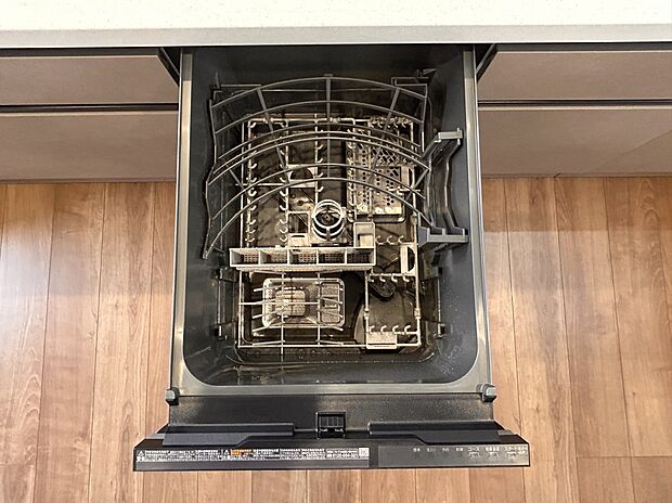 【食器洗い乾燥機付きシステムキッチン】機能性と清潔感のある食洗機付きシステムキッチンは収納力とお手入れもしやすさが特徴です。