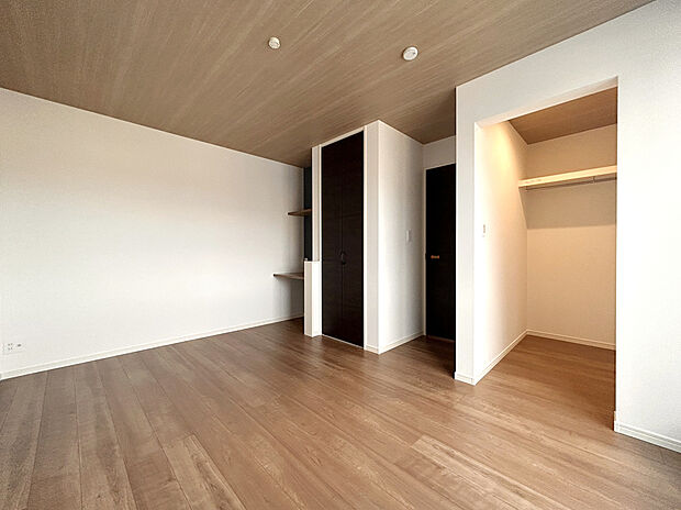 【洋室 1 】7.25帖の洋室はクローゼットとウォークインクローゼットがあり収納豊富です。