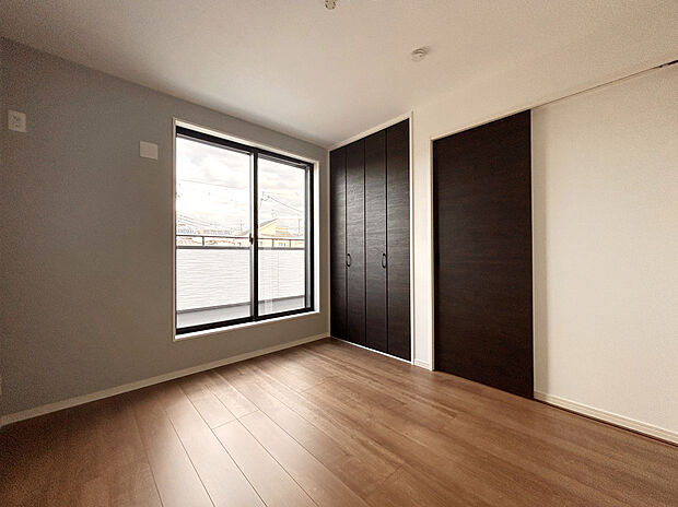 【洋室 2】バルコニーに面しているので明るく風通しが良いのがポイントです。