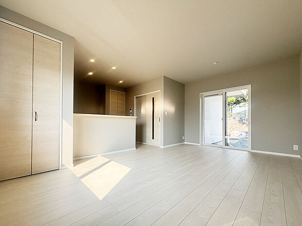 【LDK 1】キッチンに立っていてもリビングに目を向けることができるので、小さなお子様がいても安心して作業ができます。