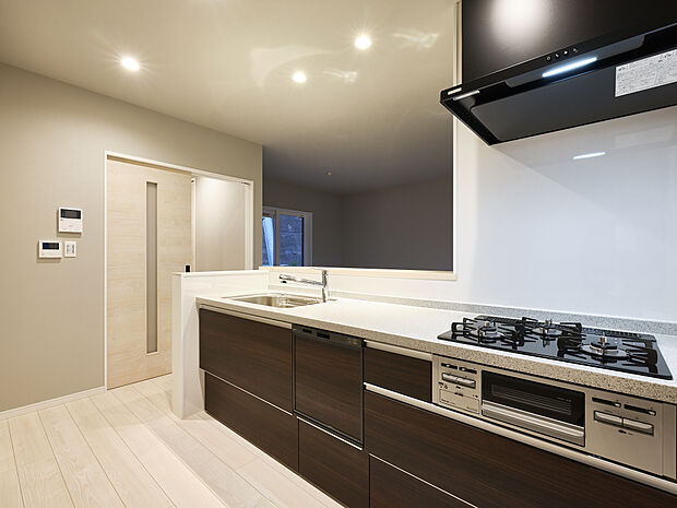 【システムキッチン】機能性と清潔感のあるシステムキッチンは収納力とお手入れもしやすさが特徴です。