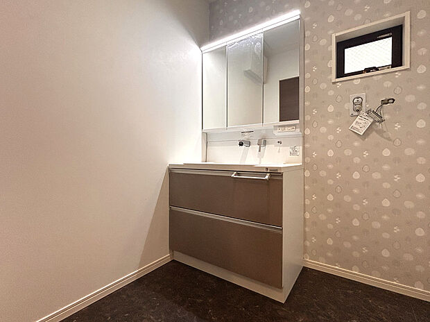 【化粧洗面台】三面鏡裏収納など収納スペースが充実したシャワー水栓付き洗面化粧台です。