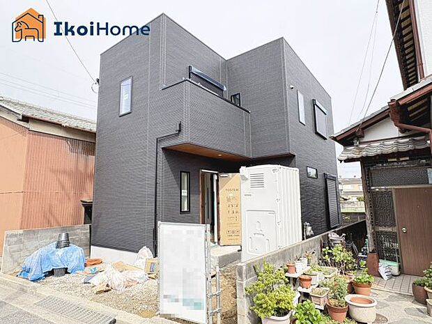 駐車場２台可能！東側建物がなく陽当り良好！注文建築のようなお洒落な内外装！江井島駅まで徒歩９分！