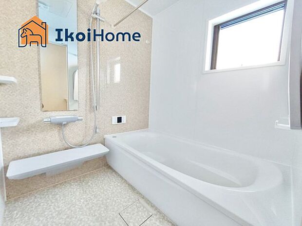 【お風呂】一般的な畳2枚分の浴室の広さになっています。お子様と一緒に入っても狭くありません。 