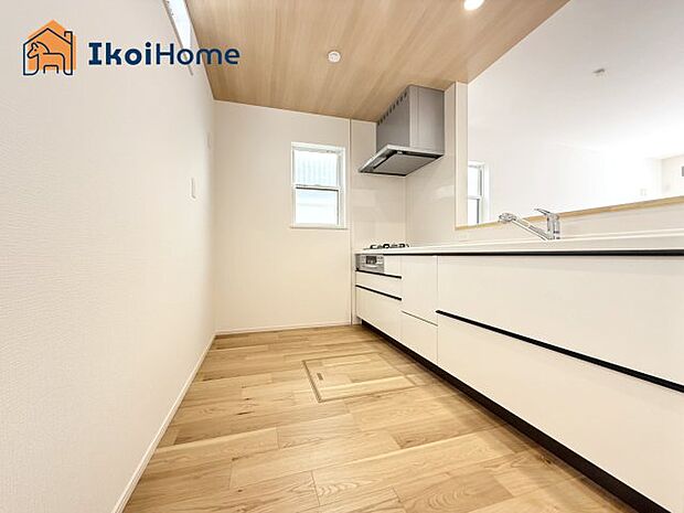 【キッチン】カウンターキッチンは開放的な雰囲気があり、リビングとダイニングが一体化した空間を作り出しています。