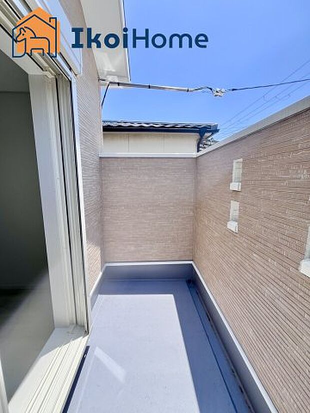【バルコニー】日当たりも良く、周辺に建物もないため安心して干せるほか、しっかりと日に当てて乾かすことができるので気持ちがいいです。