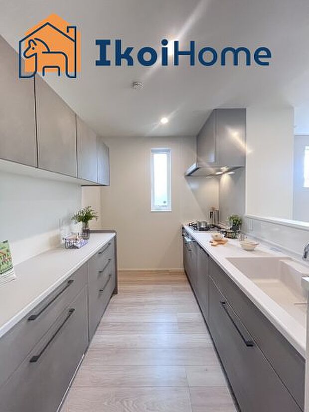 【カップボード】キッチンのカラーに併せて作られているため統一感があり、隙間もないため埃が溜まることもなくスッキリとしています。