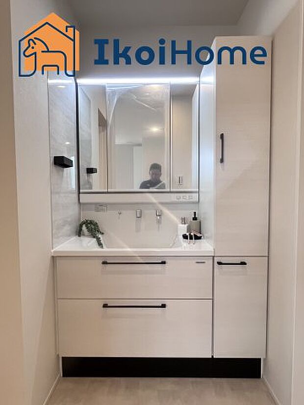 【洗面台】三面鏡で左右や後ろ髪のセットもしやすく、非常に便利です。また、鏡の後ろも収納ができるので、洗面周りもスッキリします。