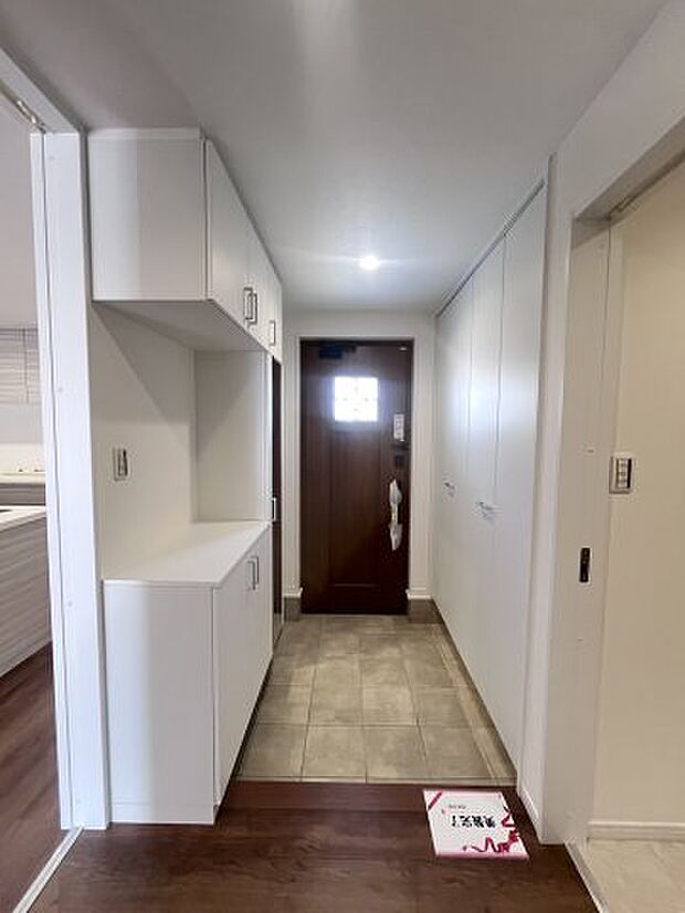 【玄関】大きめのシューズボックスが設置されていますので、助かります。