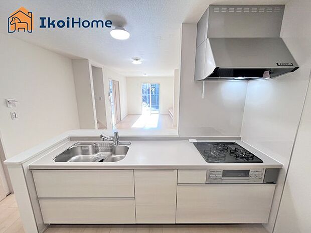 【キッチン】カウンターキッチンは開放的な雰囲気があり、リビングとダイニングが一体化した空間を作り出しています。