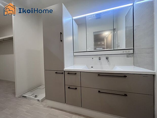 【洗面台】三面鏡で左右や後ろ髪のセットもしやすく、非常に便利です。また、鏡の後ろも収納ができるので、洗面周りもスッキリします。