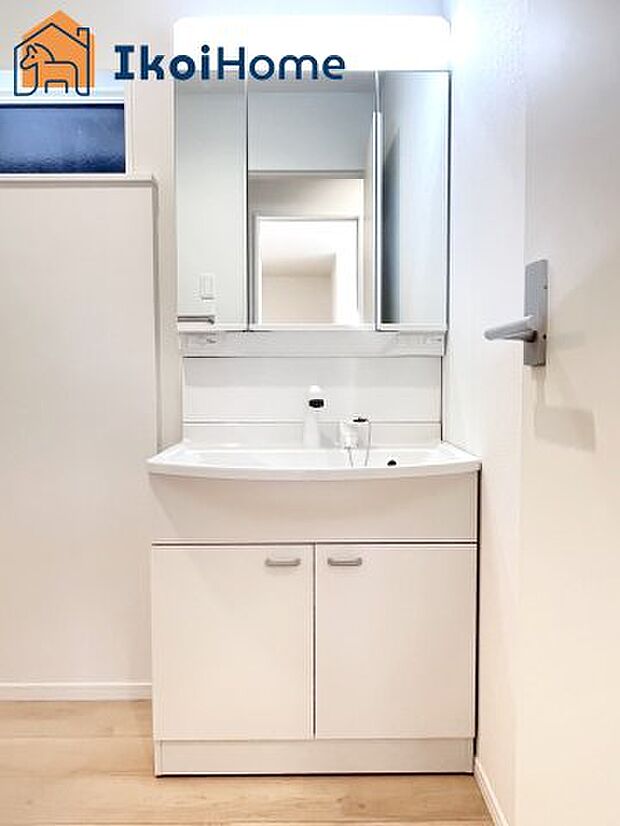 【洗面台】施工例:三面鏡で左右や後ろ髪のセットもしやすく、非常に便利です。また、鏡の後ろも収納ができるので、洗面周りもスッキリします。