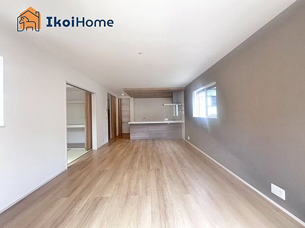 【居間・リビング】【ホームページに現地動画掲載中】●年中無休：当日予約可●カウンターキッチンからは室内が見渡せます。