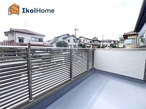 【バルコニー】ゆ ったりとしていて広いので、たくさんのお洗濯物を干せるだけでなく、お子様との遊びスペースとしても利用できます。