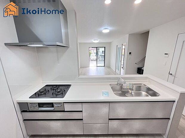 【キッチン】カウンターキッチンは開放的な雰囲気があり、リビングとダイニングが一体化した空間を作り出しています。