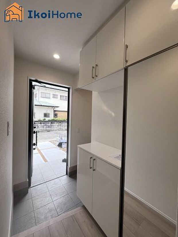 【シューズクローゼット】鏡付きのシューズインクローゼットはお出かけ前に身だしなみをチェックすることができます。