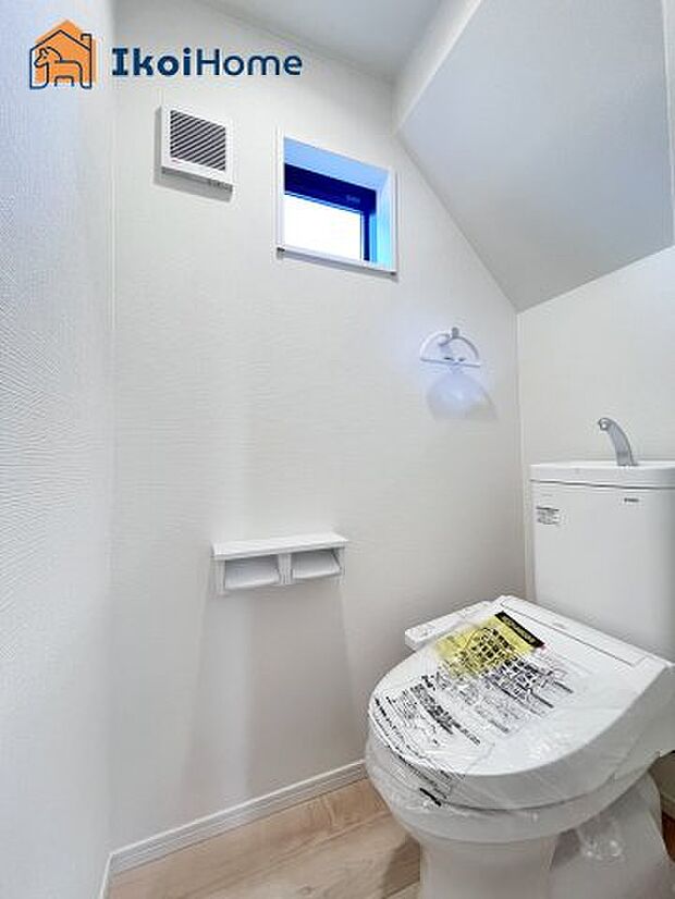 【トイレ】トイレには温水洗浄便座機能付きで、冬も便座が冷たくないので腰冷えを避けられます。