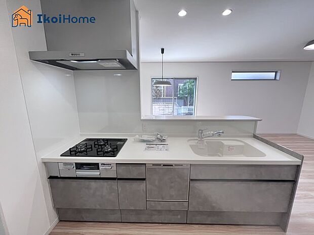 【キッチン】カウンターキッチンは開放的な雰囲気があり、リビングとダイニングが一体化した空間を作り出しています。