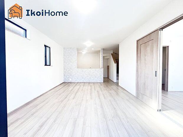 【居間・リビング】【ホームページに現地動画掲載中】●年中無休:当日予約可●リビングは長方形で家具を配置しやすい間取り。