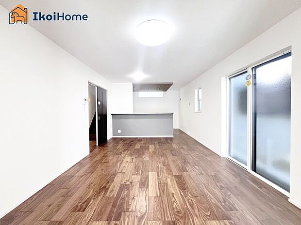 【居間・リビング】【ホームページに現地動画掲載中】●年中無休：当日予約可●カウンターキッチンからは室内が見渡せます。