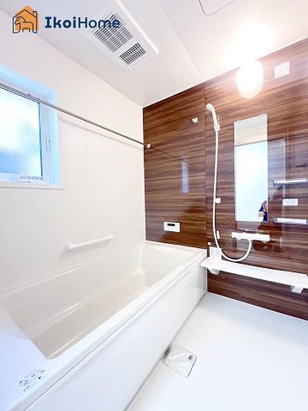 【お風呂】一般的な畳2枚分の浴室の広さになっています。お子様と一緒に入っても狭くありません。