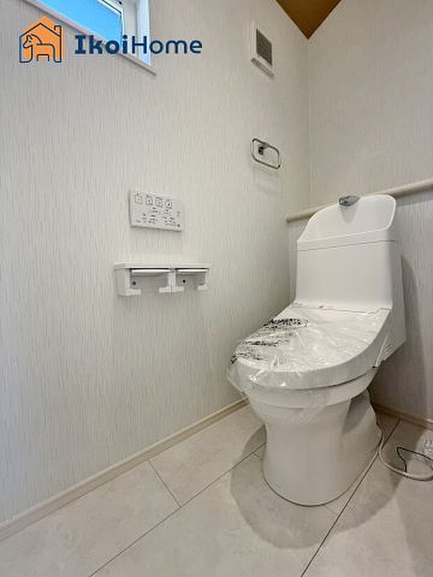 【トイレ】施工事例：トイレには温水洗浄便座機能付きで、冬も便座が冷たくないので腰冷えを避けられます。