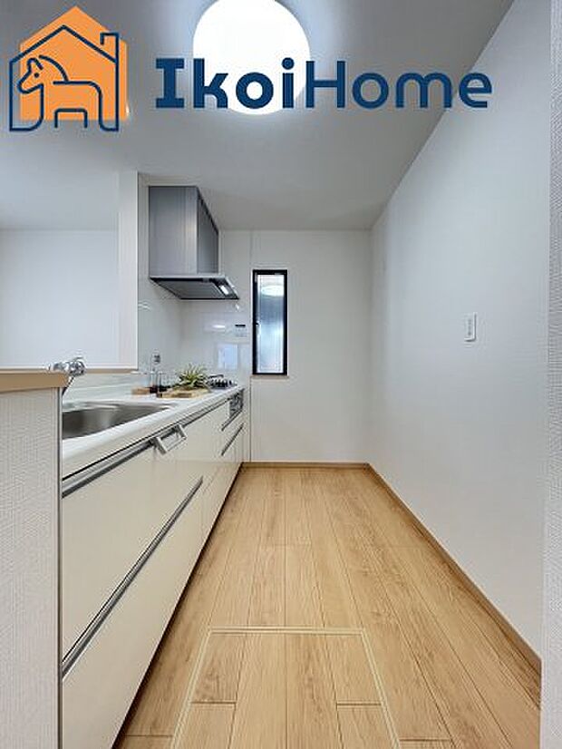 【キッチン】◆同社施工例◆キッチンと同色のカップボードの設置依頼を承ることが多いです。お気軽にご相談下さいませ