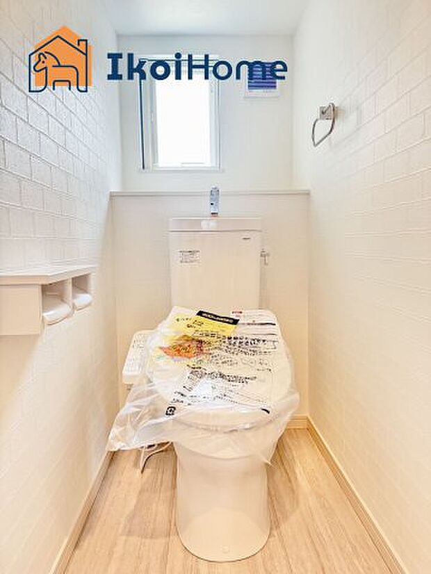 【トイレ】トイレには温水洗浄便座機能付きで、冬も便座が冷たくないので腰冷えを避けられます。