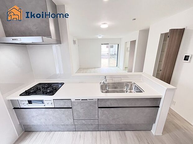 【キッチン】カウンターキッチンは開放的な雰囲気があり、リビングとダイニングが一体化した空間を作り出しています。