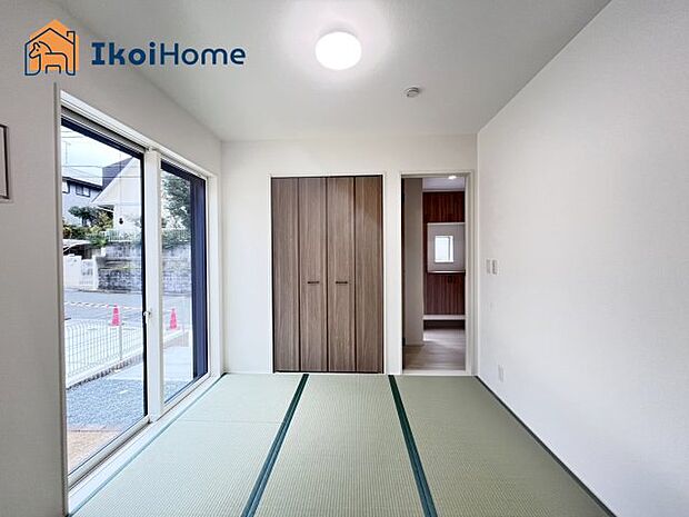 【畳コーナー】い草は梅雨時期や夏場はべたつきづらく、冬場は足元の冷たさを妨げる効果もあるほか、フローリングに比べて柔らかいので、お子様やお年寄りの方でも安心して過ごすことができます。