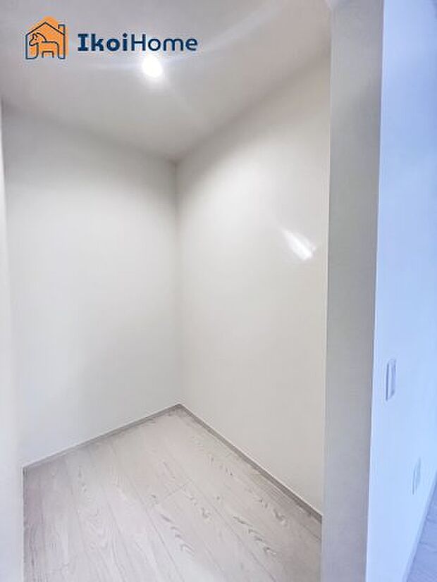 【ウォークインクローゼット】広いウォークインクローゼットはかさばりやすい衣類や大きな家電類も収納することができ、お部屋がスッキリとします。