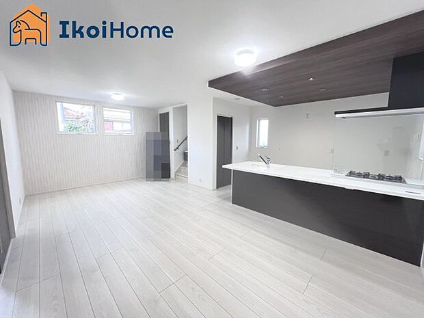 【居間・リビング】【ホームページに現地動画掲載中】●年中無休:当日予約可●明るく開放感もある1階18帖のLDKです。