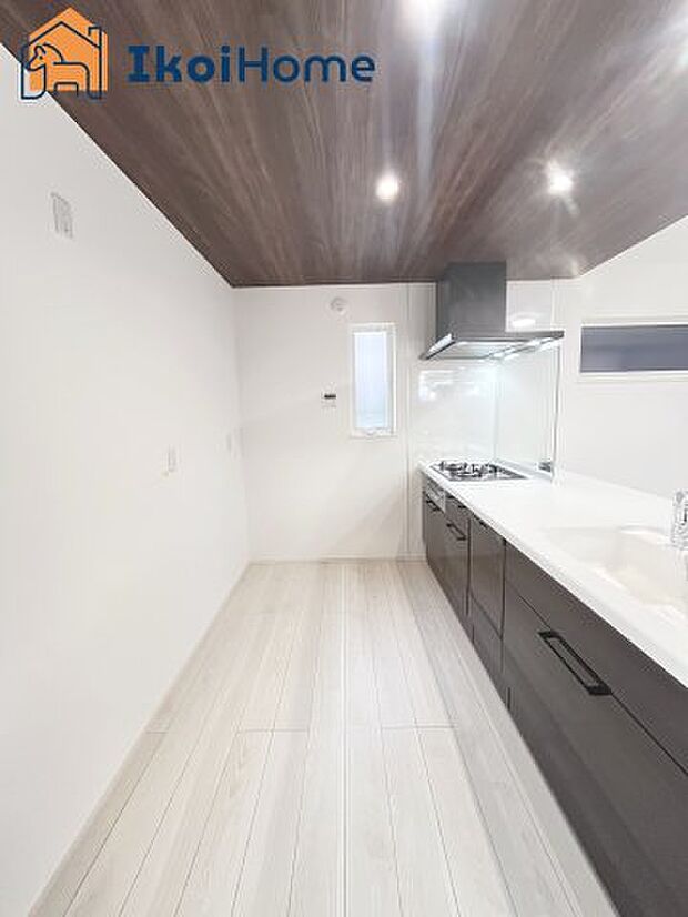 【キッチン】カウンターキッチンは開放的な雰囲気があり、リビングとダイニングが一体化した空間を作り出しています。