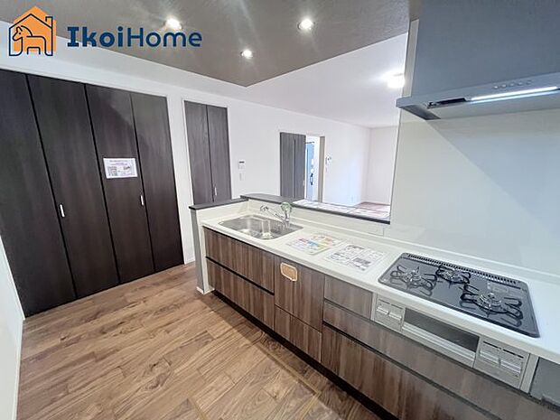 【コンロ】ガスコンロは高火力での調理も可能で、調理器具を選ばなくてもいいので便利です。