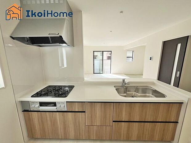 【キッチン】◆同社施工例◆カウンターキッチンは開放的な雰囲気があり、リビングとダイニングが一体化した空間を作り出しています。