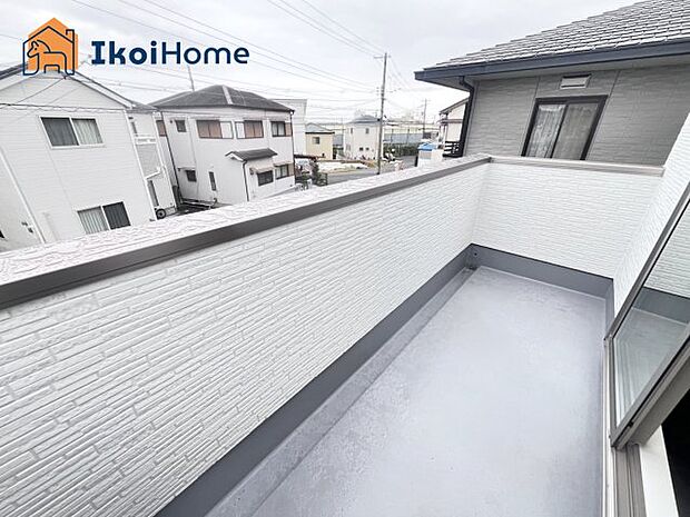 【バルコニー】日当たりも良く、周辺に建物もないため安心して干せるほか、しっかりと日に当てて乾かすことができるので気持ちがいいです。