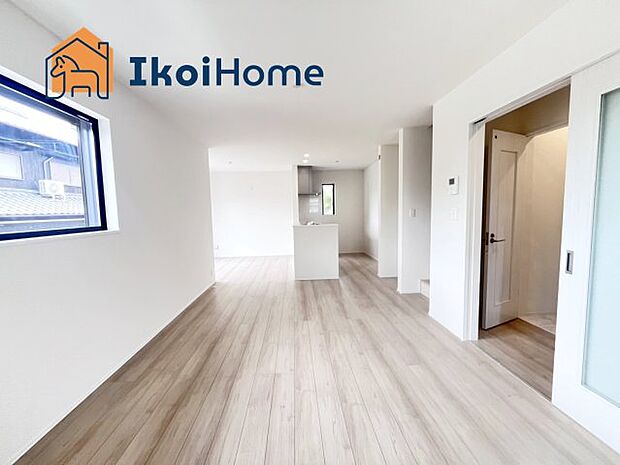 【内装】【ホームページに現地動画掲載中】●年中無休:当日予約可●LDKは3面採光で明るい団欒スペースです!