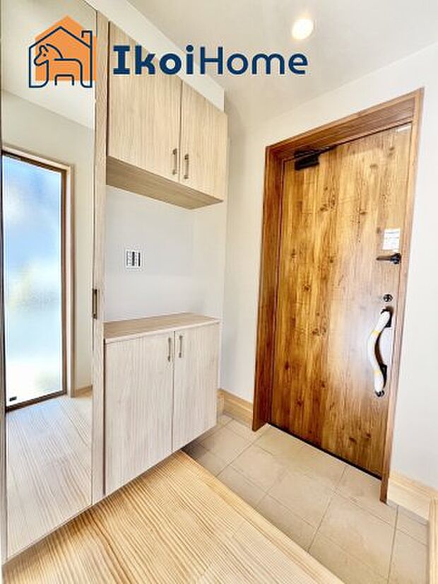 【シューズインクローゼット】鏡付きのシューズインクローゼットはお出かけ前に身だしなみをチェックすることができます。